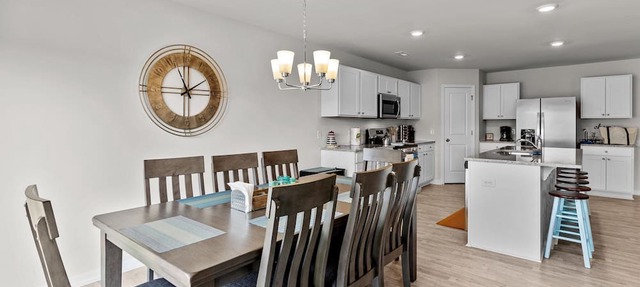 Coastal Eve Retreat-pets, fenced yard, beach gear, and more! in Southport