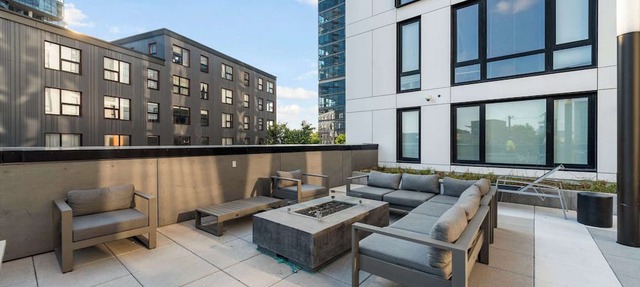 Spacious 4BR Central Apartment w/Skyline Views in Chicago