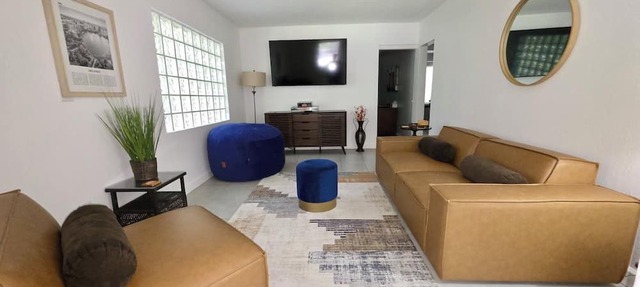 Spacious 4-bedroom vacation house with WiFi and AC in welcoming Lake Mary in Lake Mary
