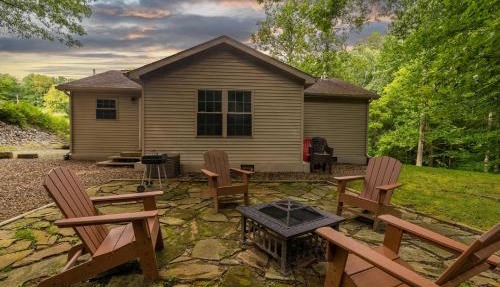 Screened Porch, Firepit, Bald Knob Cross in Carbondale