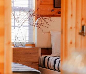 Cedar Wrapped Cozy Villa Cabin - 4 miles from Trails in Laurelville