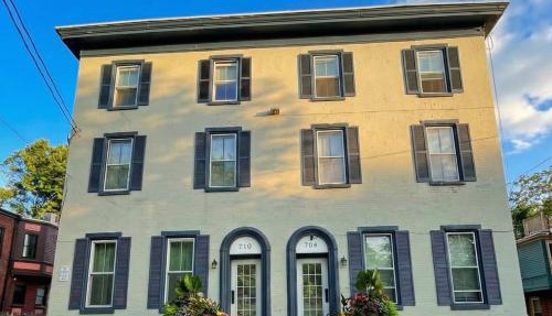 The Penthouse at Park Place King bed fast WIFI and free coffee in Wilmington