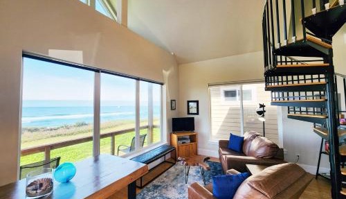 Ocean Front Cottage! Dog Friendly! Sleeps up to Four! in Yachats