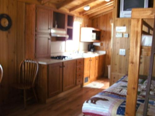 Bend-Sunriver Camping Resort Studio Cabin 6 in Sunriver